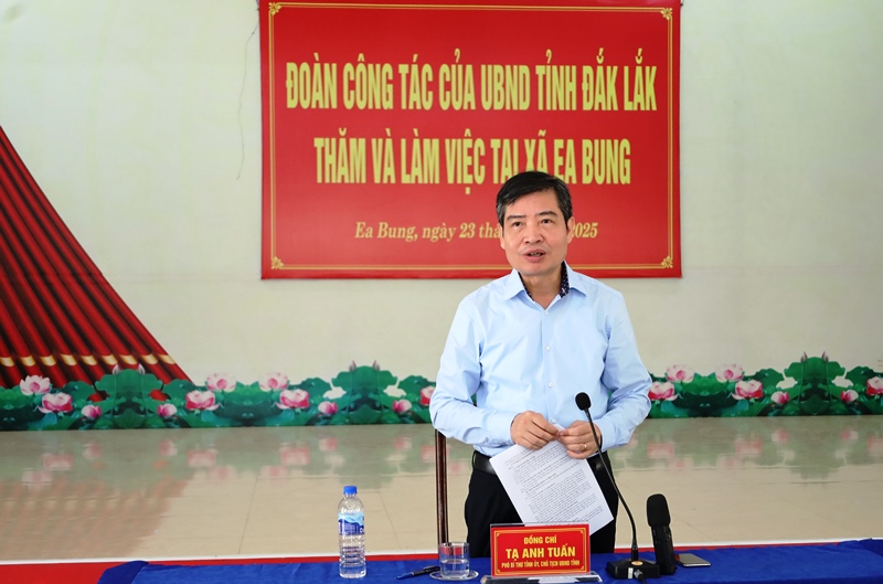 Chủ tịch UBND tỉnh Tạ Anh Tuấn thăm và làm việc tại xã Ea Bung